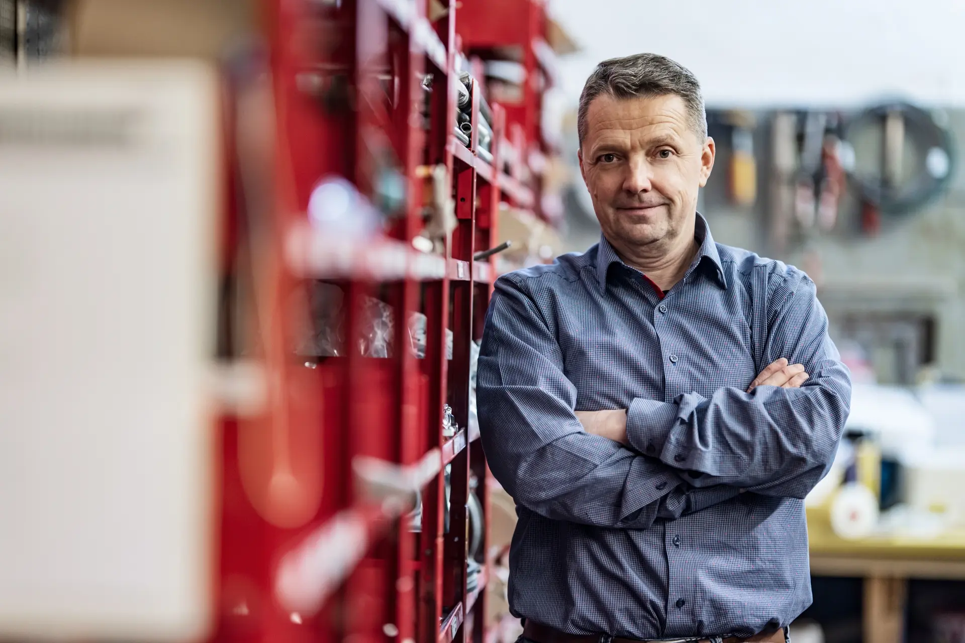 Ewald Janska in seiner Werkstatt, bereit für Haustechnikberatung.