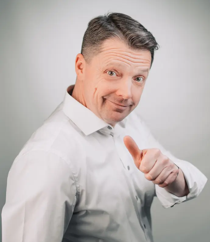 Ewald Janska zeigt den Daumen hoch, strahlt Zuversicht und Freundlichkeit aus.
