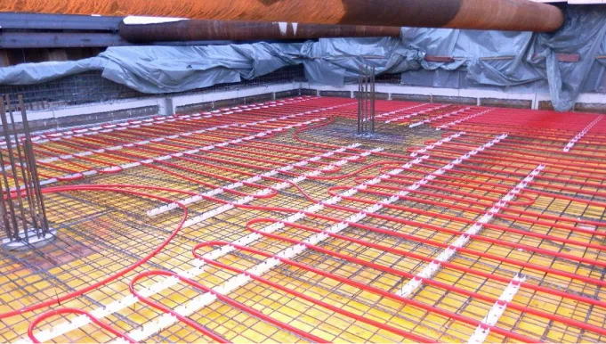 Verlegte rote Kunststoffrohre zur Betonkernaktivierung, fixiert vor dem Betonieren.