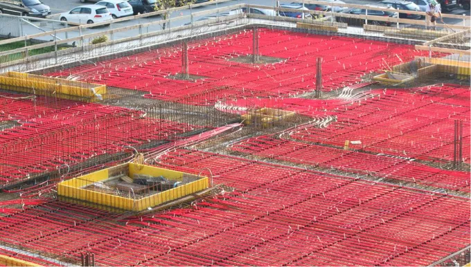 Verlegte rote Kunststoffrohre zur Betonkernaktivierung, fixiert vor dem Betonieren.