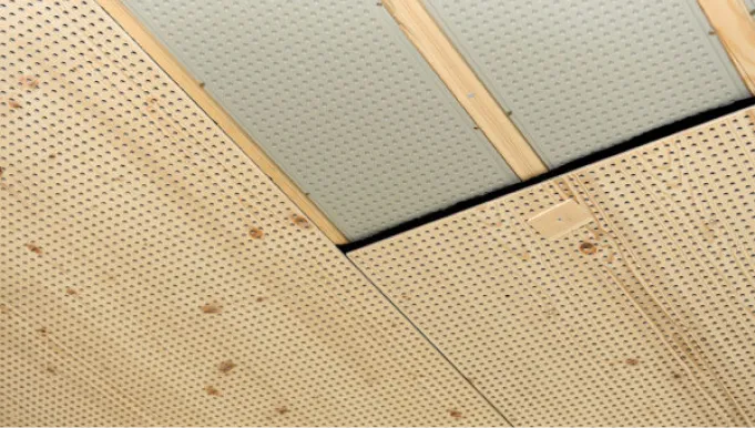 Deckenverkleidung mit integrierten Heiz- und Kühlpanelen für effektive Deckenkühlung.