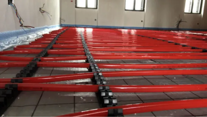 Verlegte rote Kunststoffrohre für die Fußbodenheizung, fixiert zur Installation