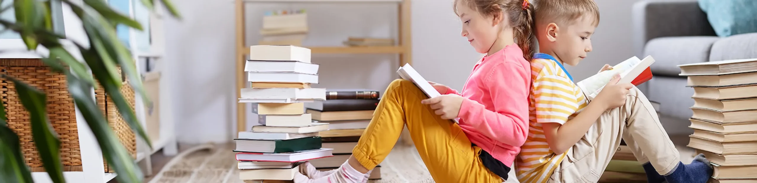 Kinder lesen entspannt Bücher in einem gemütlich beheizten Raum dank Wärmepumpe.