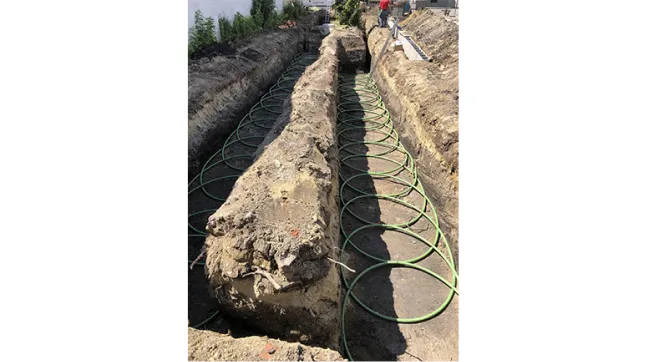 Ausgrabungen mit verlegten Rohren für einen Ringgrabenkollektor zur effizienten Wärmegewinnung