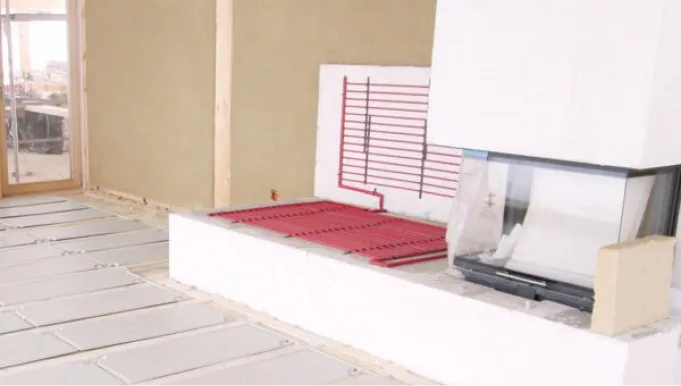 Rohbau eines Wohnzimmers, vorbereitet für die Installation der Wandheizung.