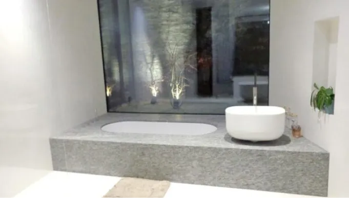 Modernes Badezimmer mit unsichtbar integrierter Wandheizung für optimalen Komfort.