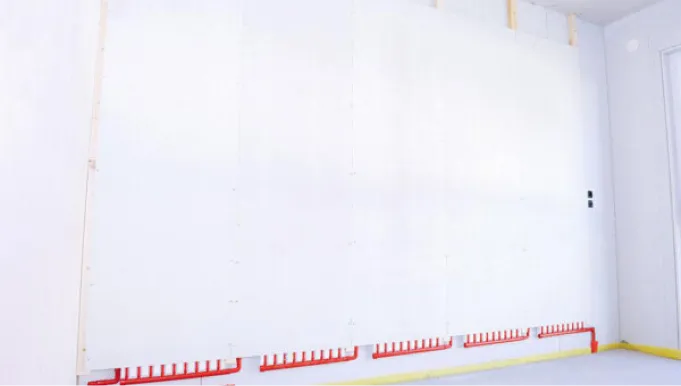 Weiße Deckenverkleidung mit Kunststoffrohren für Wandheizung im Trockenausbau mit Hitherm® Compact.